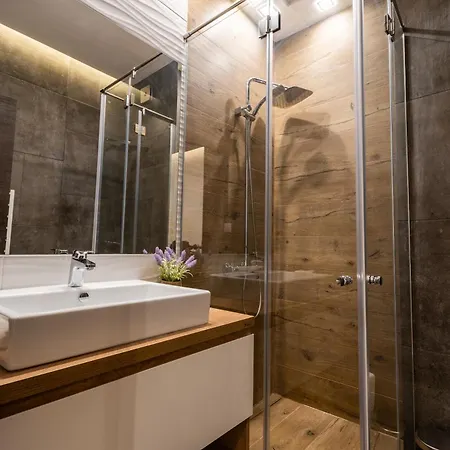 Apartment Spacious, Free Parking, 3min Beach, Flora Panorama