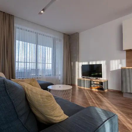 Spacious, Free Parking, 3min Beach, Flora Panorama *