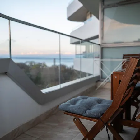 Apartment Spacious, Free Parking, 3min Beach, Flora Panorama